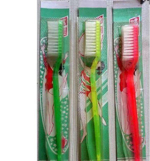 八十年代小賣(mài)部里的國(guó)貨日用品 圖中謎一般的老物件，你還記得它的用途嗎？